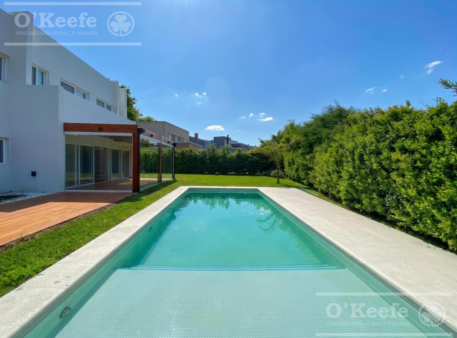 Casa en venta de 5 ambientes en  Fincas de Hudson con piscina climatizada