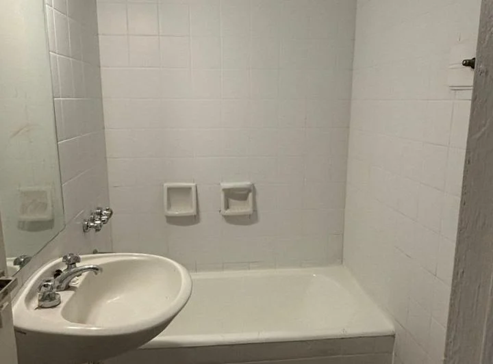 Foto de Depto / Oficina super luminoso a nuevo! Baño / Kitchinette .Viamonte 600, imagen 3