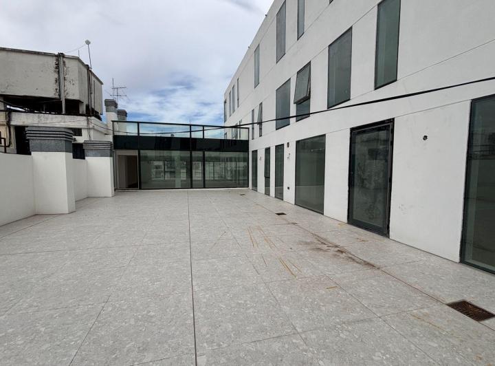 Espectacular ofi 10° piso con terraza! A estrenar - A/c central. Sup: 372 m2. Talcahuano y Santa fe. 5