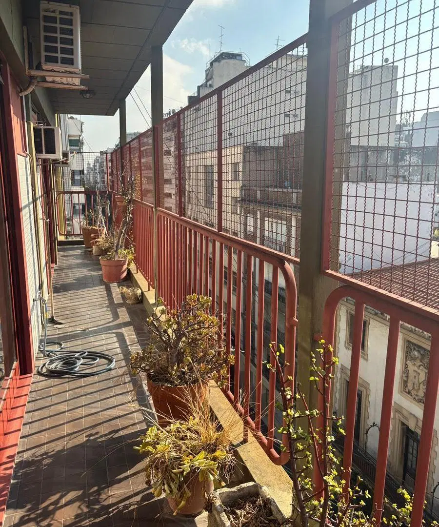 5 amb + Dep. de servicio! Espectacular living! Balcon al frente! Con cochera. Peron 2100 3