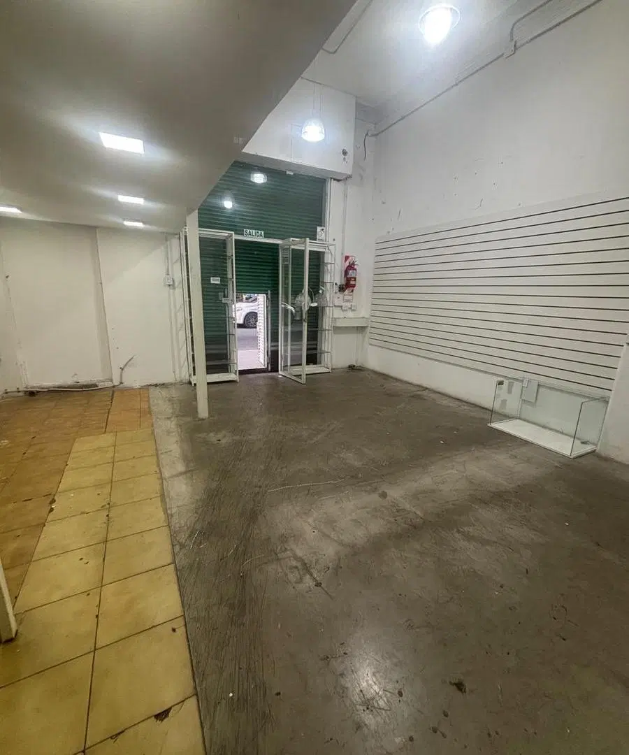 Local 90m2 totales!! Pleno Once! Larrea 224 2