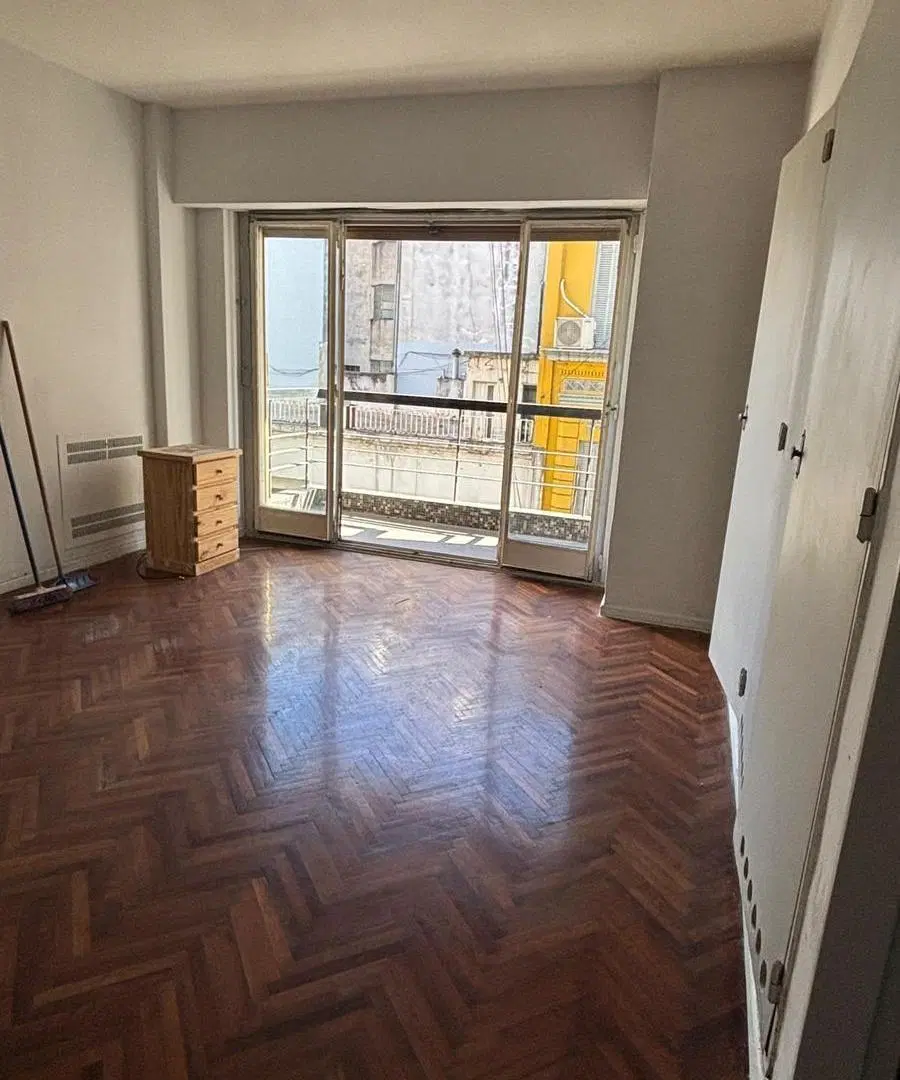 Monoambiente con balcon a la calle ! Junin y Av. Corrientes! 5