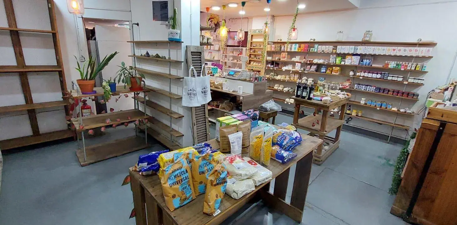 Local en Av. Cordoba 2400 y Larrea! Dos cuadras del subte ! 160 m2 3