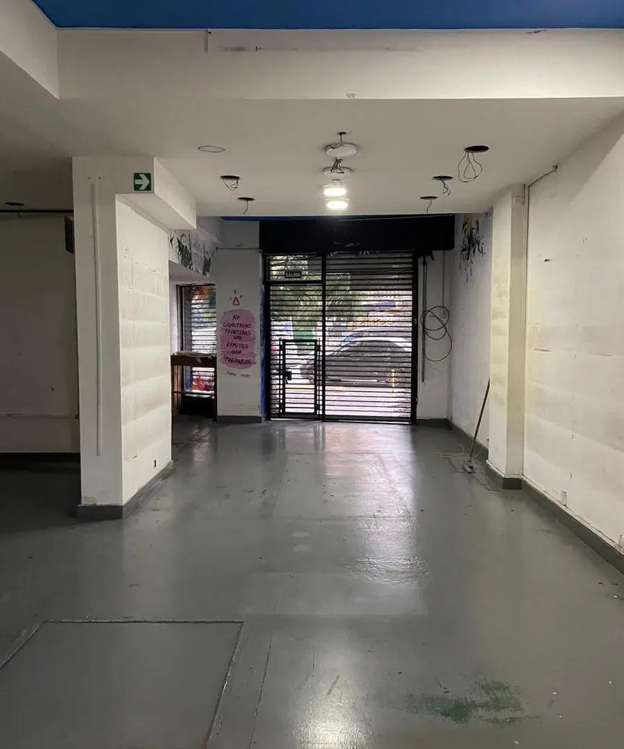 Local en Av. Cordoba 2400 y Larrea! Dos cuadras del subte ! 160 m2 4