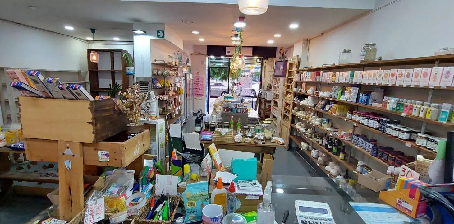 Local en Av. Cordoba 2400 y Larrea! Dos cuadras del subte ! 160 m2 2