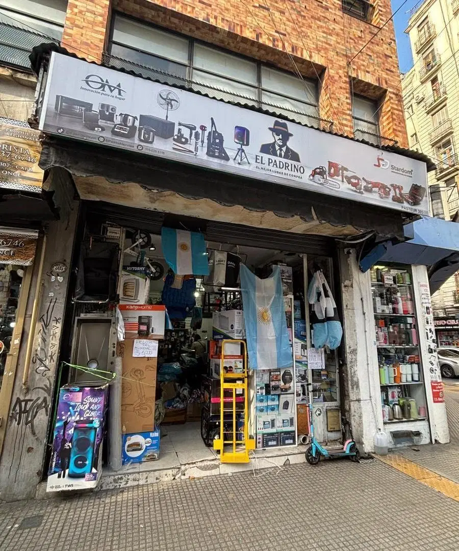Local en Pasteur al 300. Zona importadores. Once. Sup. 75m2 1