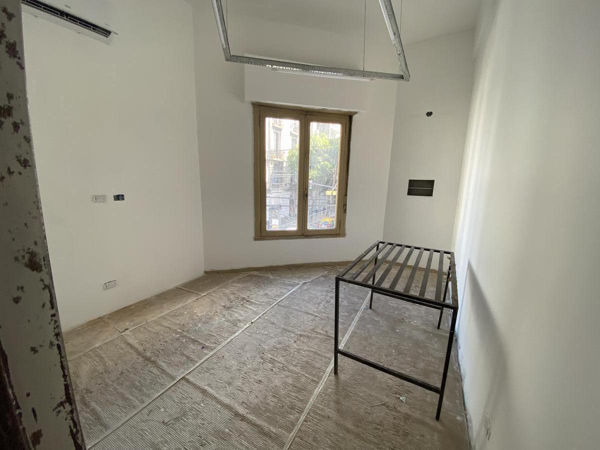 Foto de Local hecho a nuevo! Esquina de Lavalle y Uriburu! 165 m2!!, imagen 2