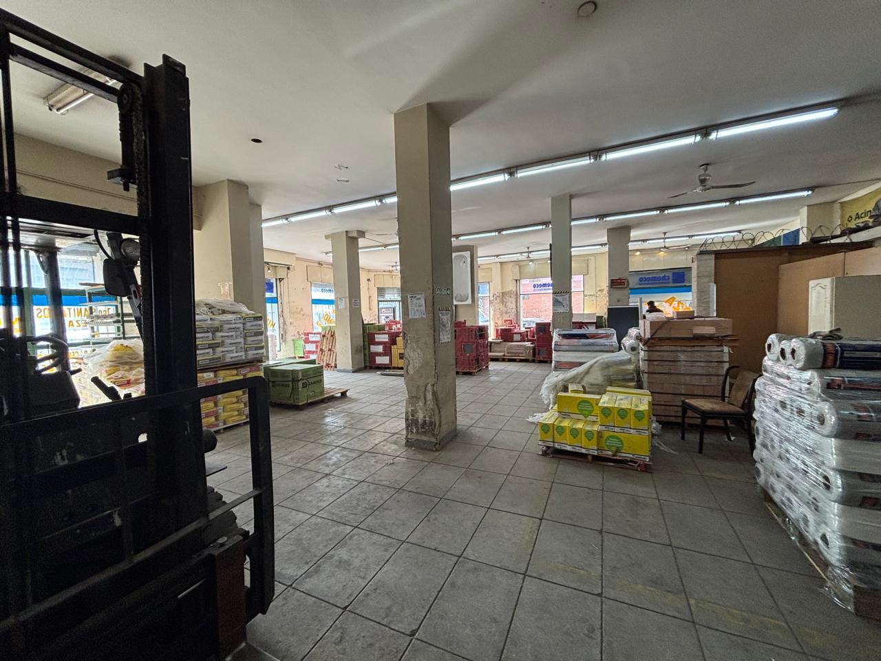 Foto de Local en ESQUINA! Sup total: 400 m2. Planta libre!!! Sin expensas. Bme, imagen 2