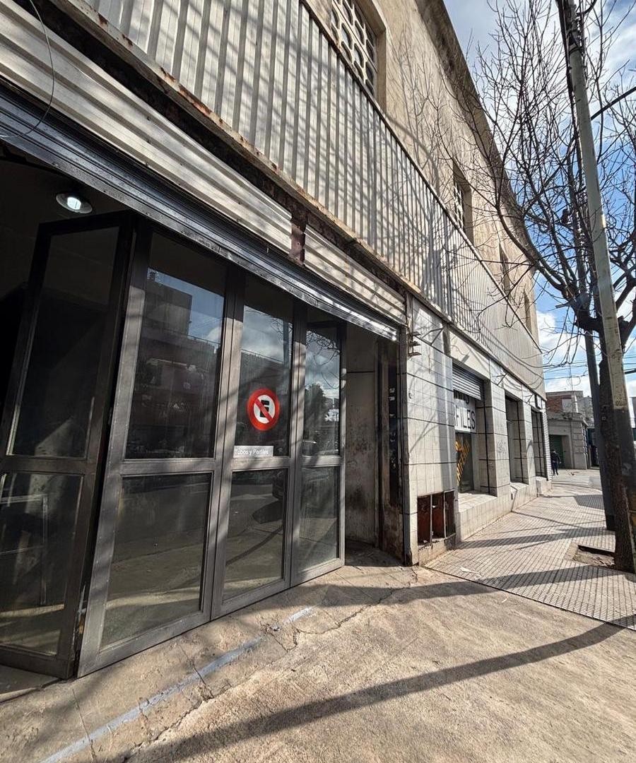 Foto de Local en ESQUINA! Sup total: 400 m2. Planta libre!!! Sin expensas. Bme, imagen 4