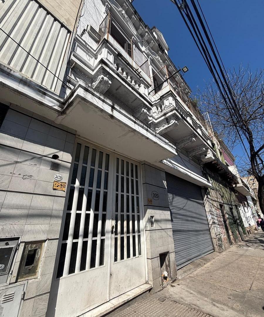 Foto de Edificio Comercial con ascensor y acceso vehicular! Sup total: 935 m2, imagen 2