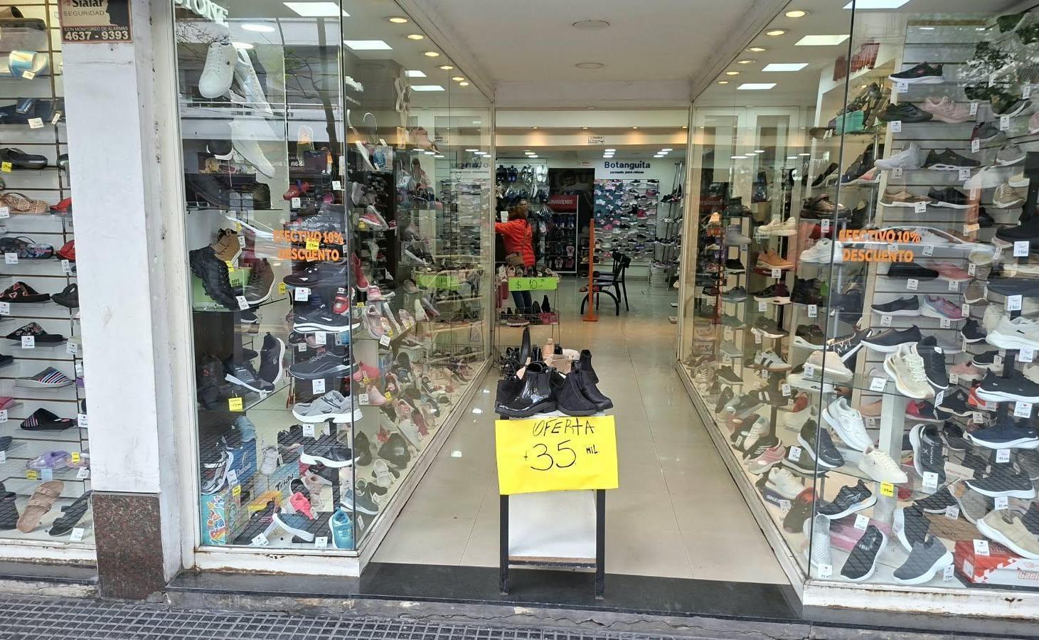 Foto de Local en Almagro sobre Av. Corrientes al 3800. Todo planta baja! Sup, imagen 2