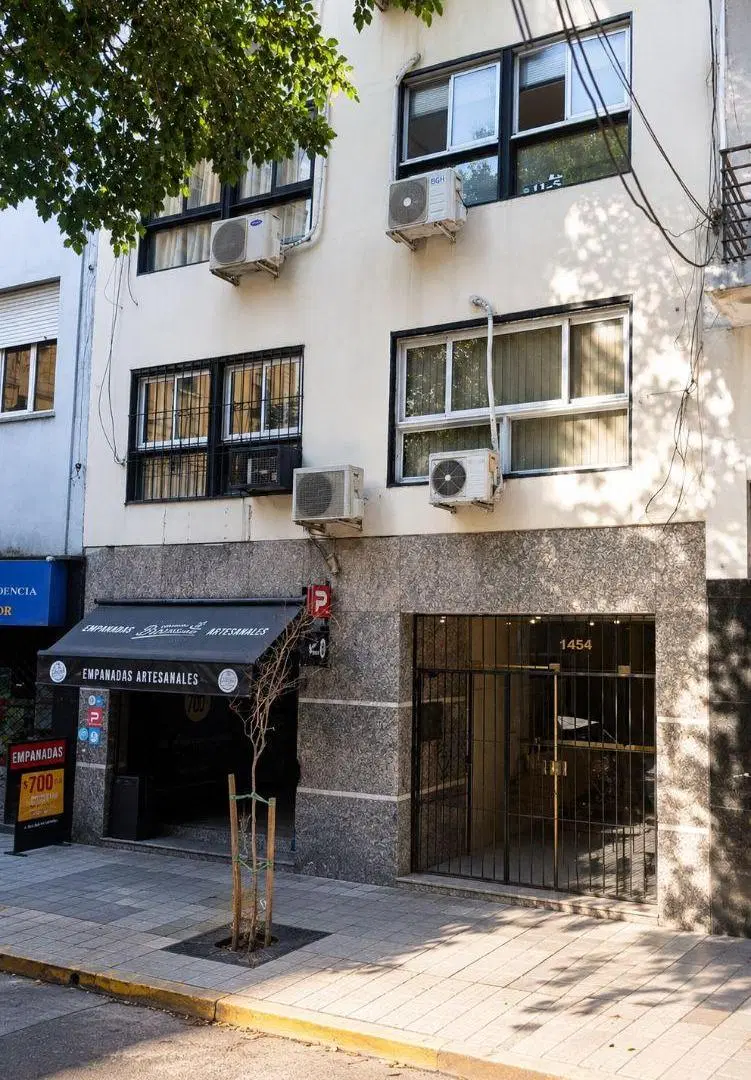 IMPECABLE MONOAMBIENTE CON BALCÓN, SE VENDE AMUEBLADO Y EQUIPADO. 3