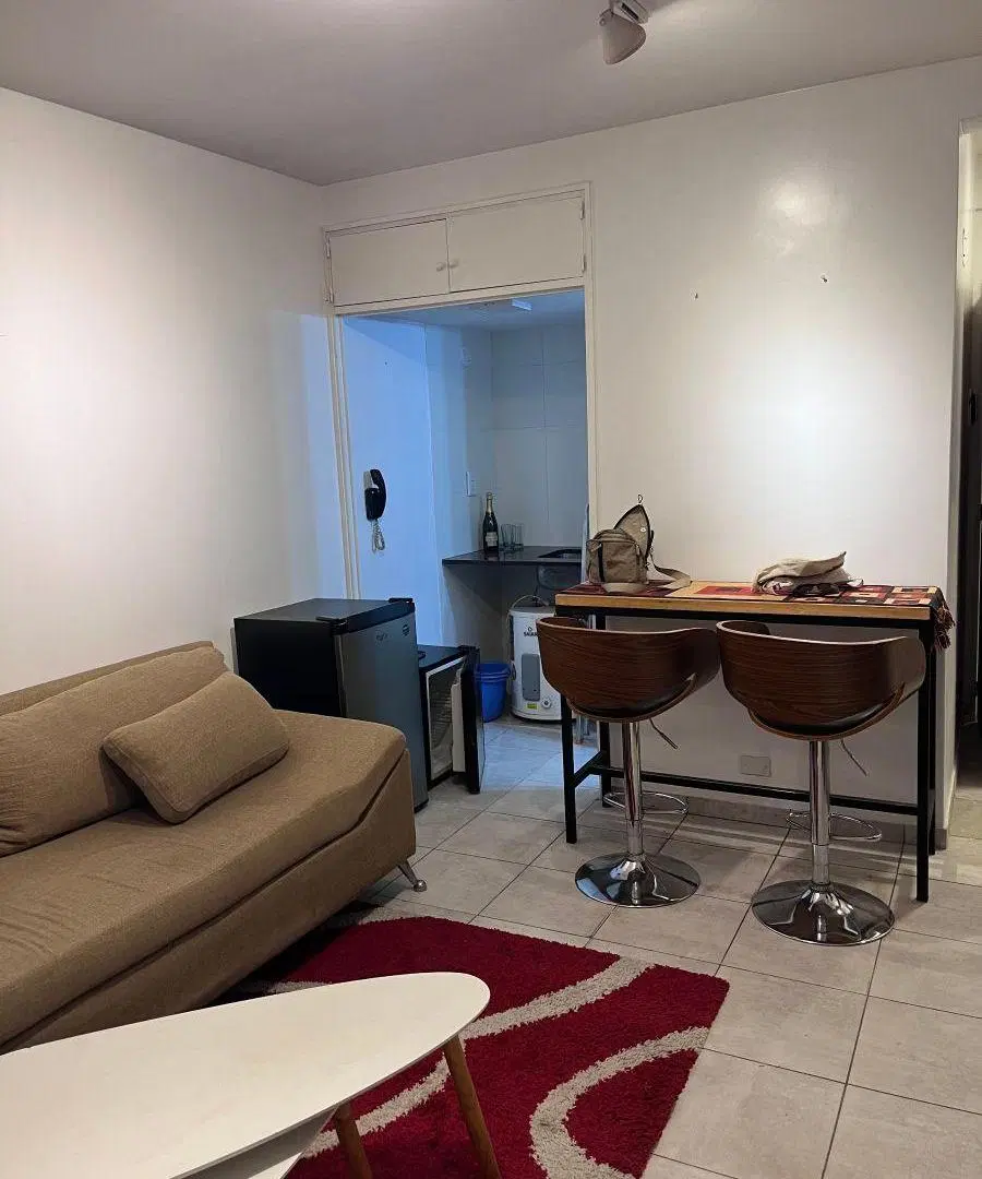 IMPECABLE MONOAMBIENTE CON BALCÓN, SE VENDE AMUEBLADO Y EQUIPADO. 1