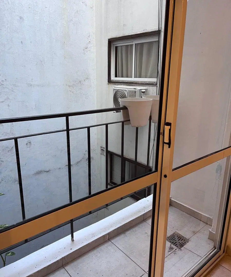 IMPECABLE MONOAMBIENTE CON BALCÓN, SE VENDE AMUEBLADO Y EQUIPADO. 4
