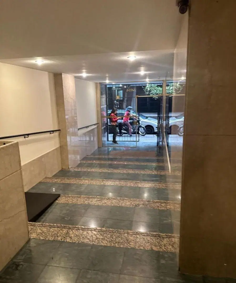 IMPECABLE MONOAMBIENTE CON BALCÓN, SE VENDE AMUEBLADO Y EQUIPADO. 2