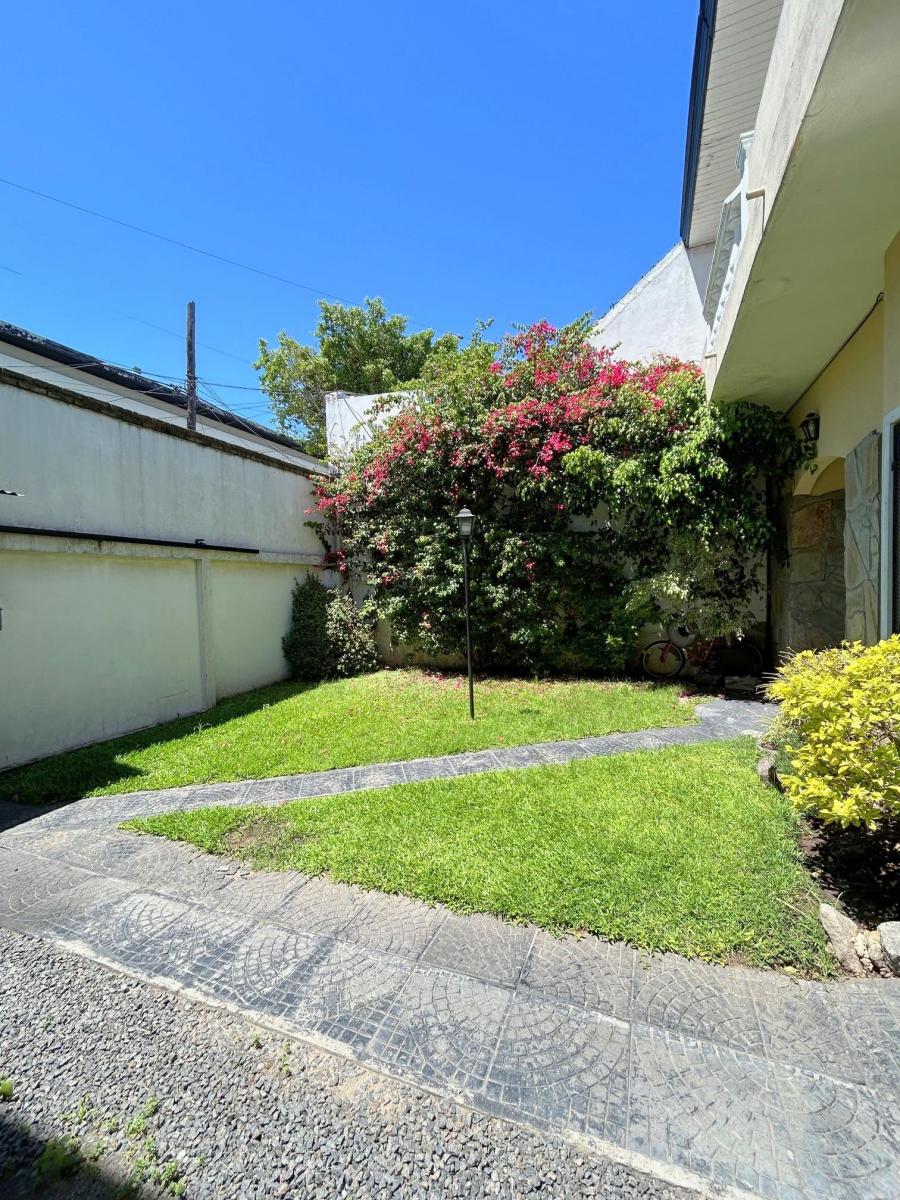 Juncal 2400 - Lanus Este - Casa Chalet de 5 ambientes, Parque - Pileta y mas!