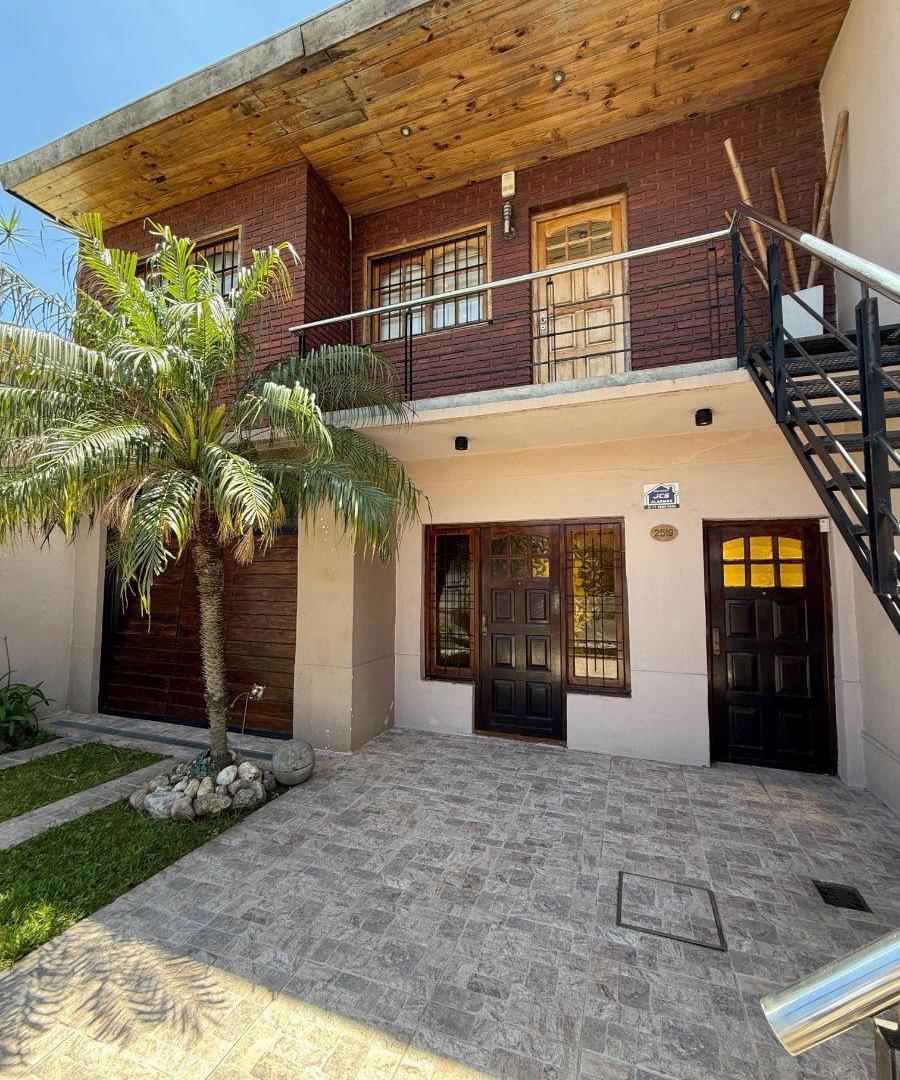 Juan Farrel 2500 - Lanus! Casa p/2 familias! 5 ambientes -Posibilidad de división 2 casas independ