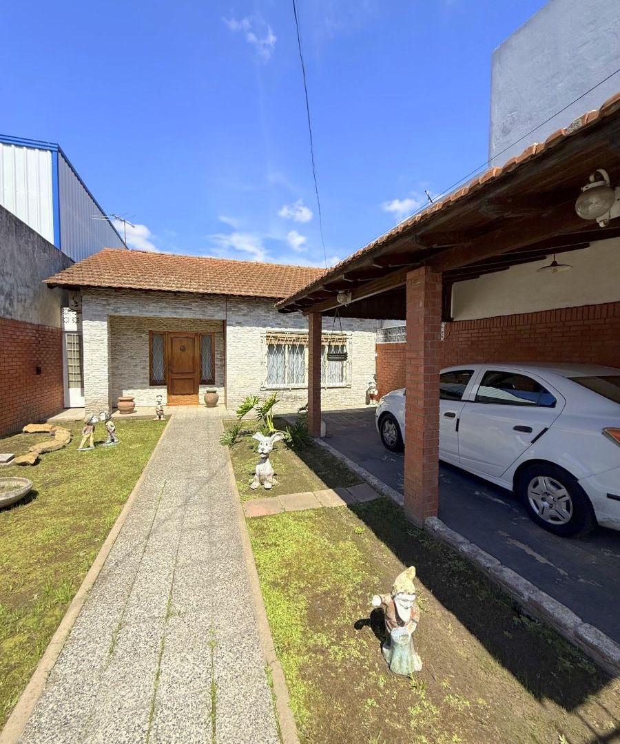 Foto de Catamarca al 3100 - Lanus O - Excelente Casa De lote propio 4 amb con, imagen 1