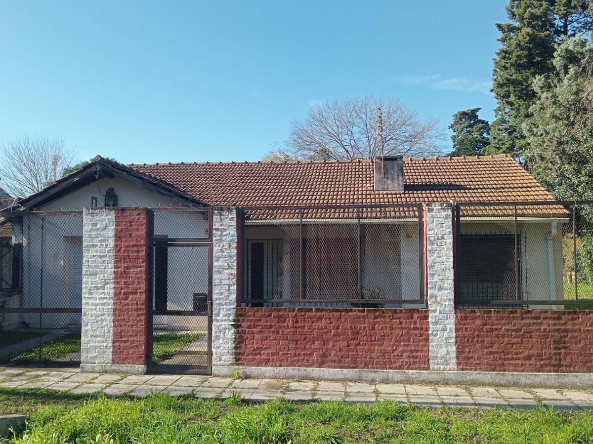 HERMOSA CASA con PILETA- GRAN TERRENO LIBRE- Acepta Departamento en parte pago