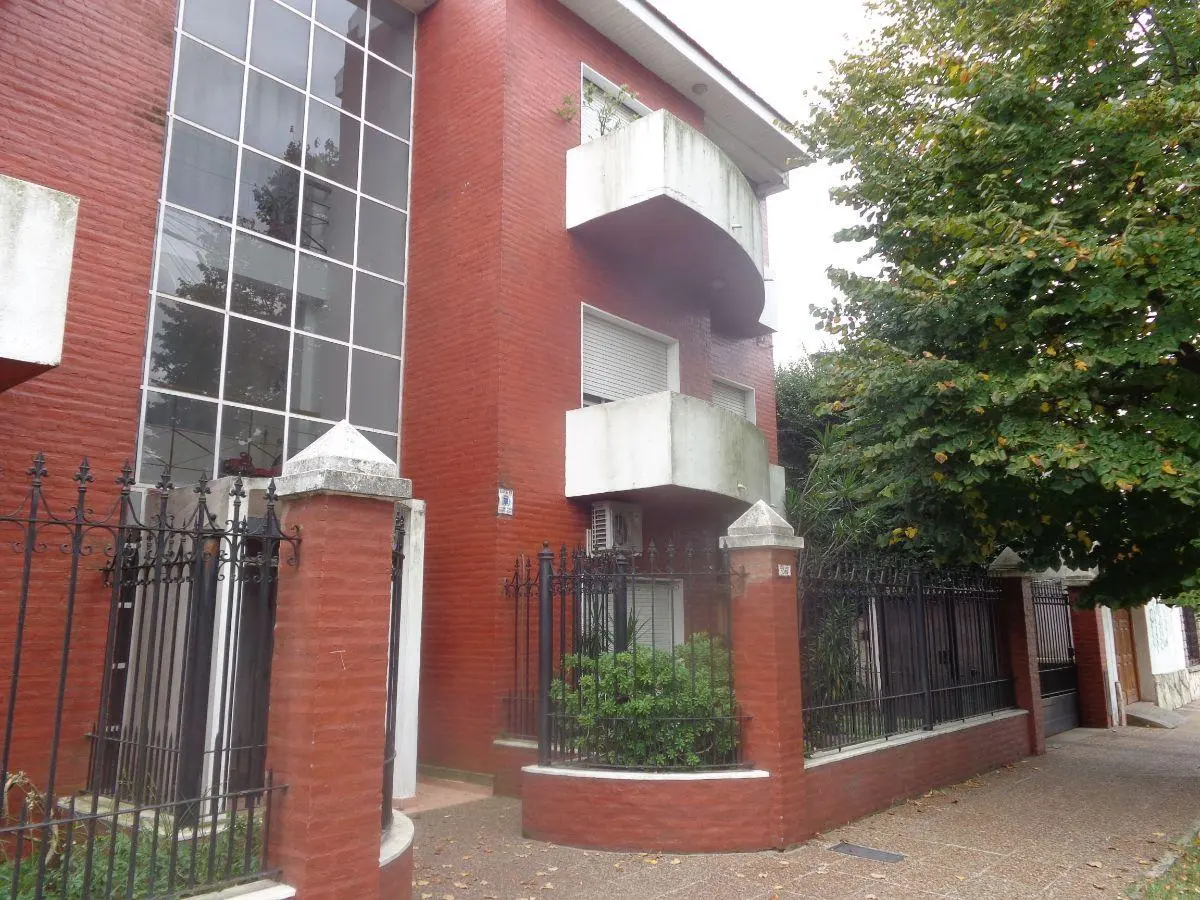 Muy lindo departamento con cochera y bajas expensas 1