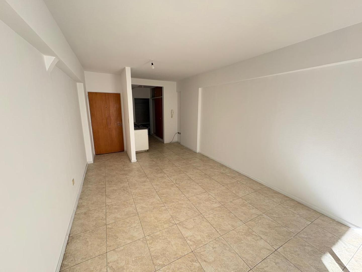 Gran monoambiente con balcón y baulera