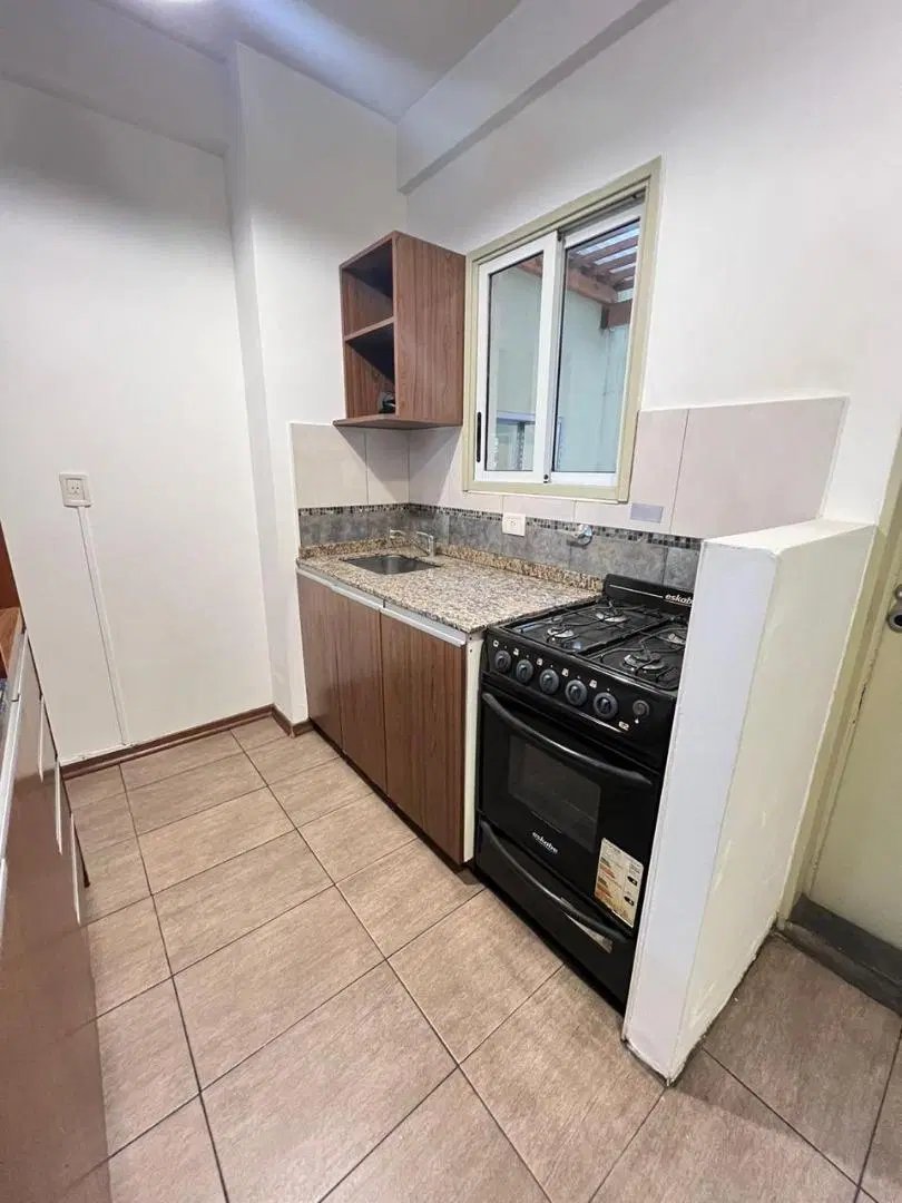 Departamento dos ambientes con patio y balcón 4