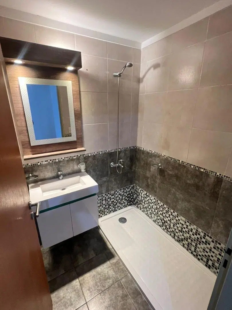 Departamento dos ambientes con patio y balcón 2