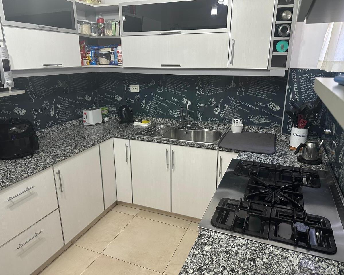 Departamento en Venta de 2 Dorm. C/ Cochera en Gral San Martín 2