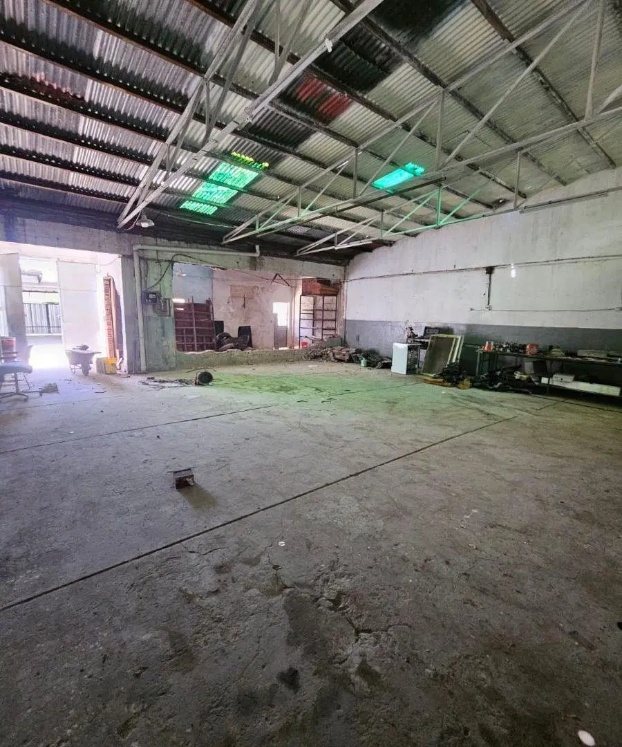 Galpón+Local comercial+Casa a reciclar en venta 5