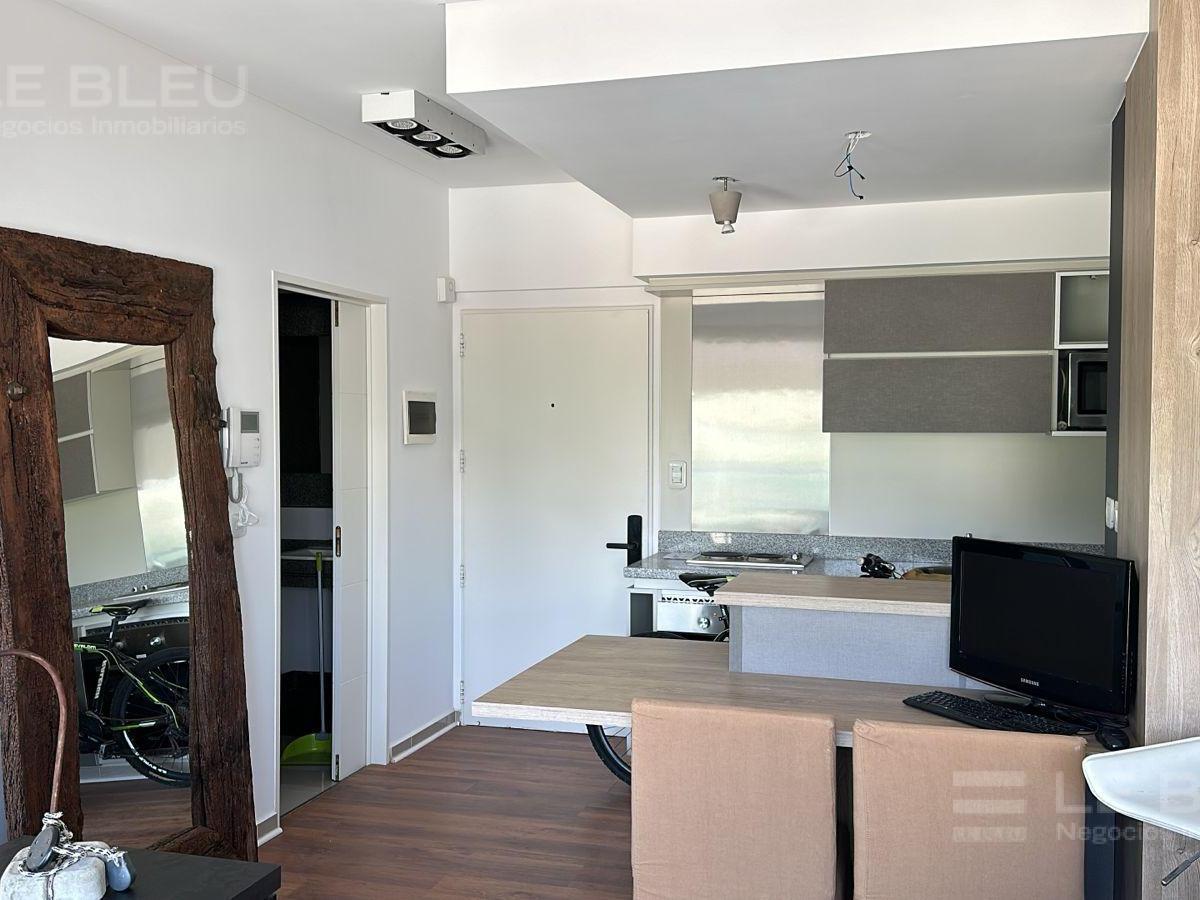 Foto de VENTA DEPARTAMENTO AMBIENTE Y MEDIO CON BALCON CORRIDO VILLA URQUIZA, imagen 3