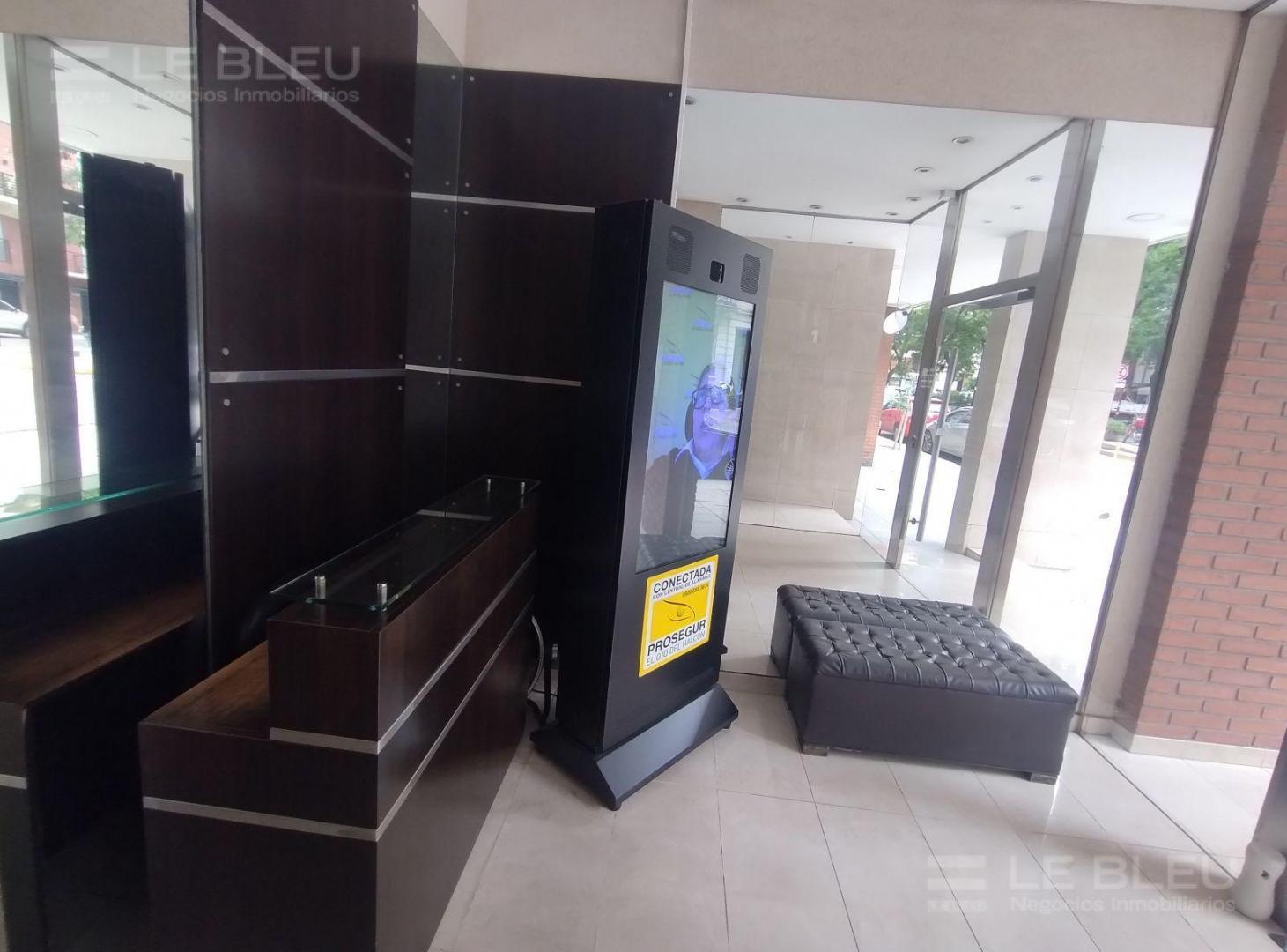 Piso de 4 ambientes con dependencia cochera en Barrio Norte | Hall Privado | Dos ascensores |