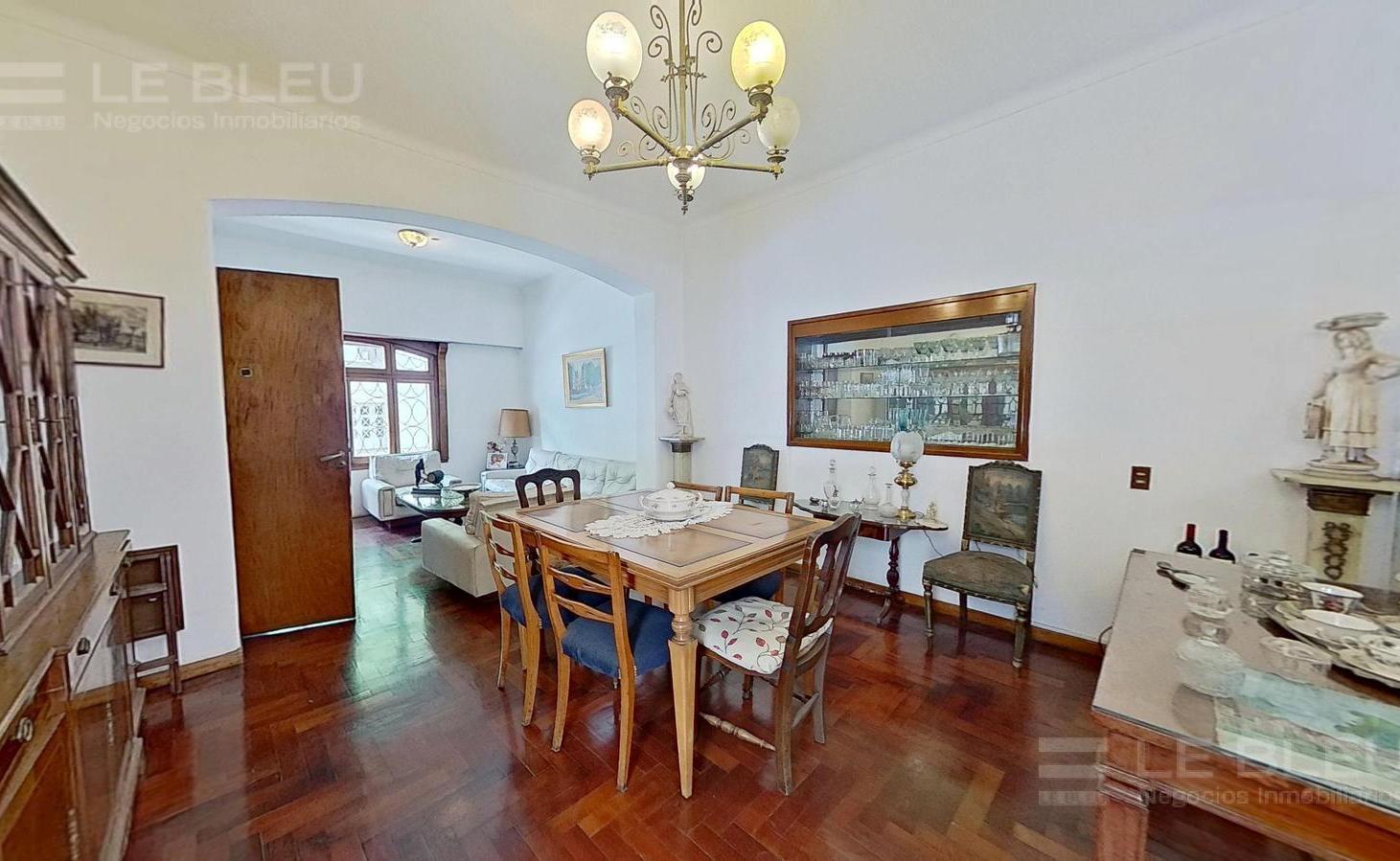 Hermosa casa de estilo con detalles modernos, quincho y terraza – Ideal dos familias o uso comercial