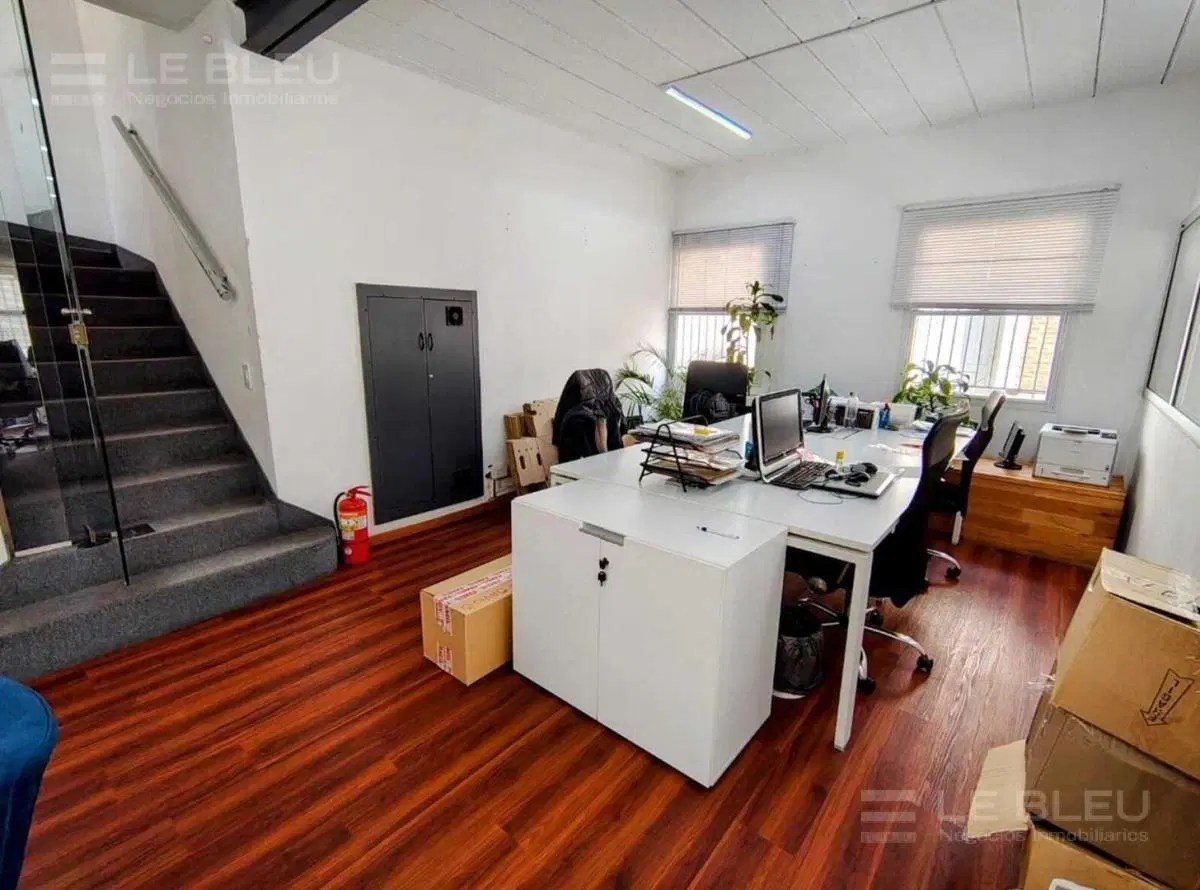 VENTA Oficina en San Isidro - Excelente estado, amplia y luminosa 3
