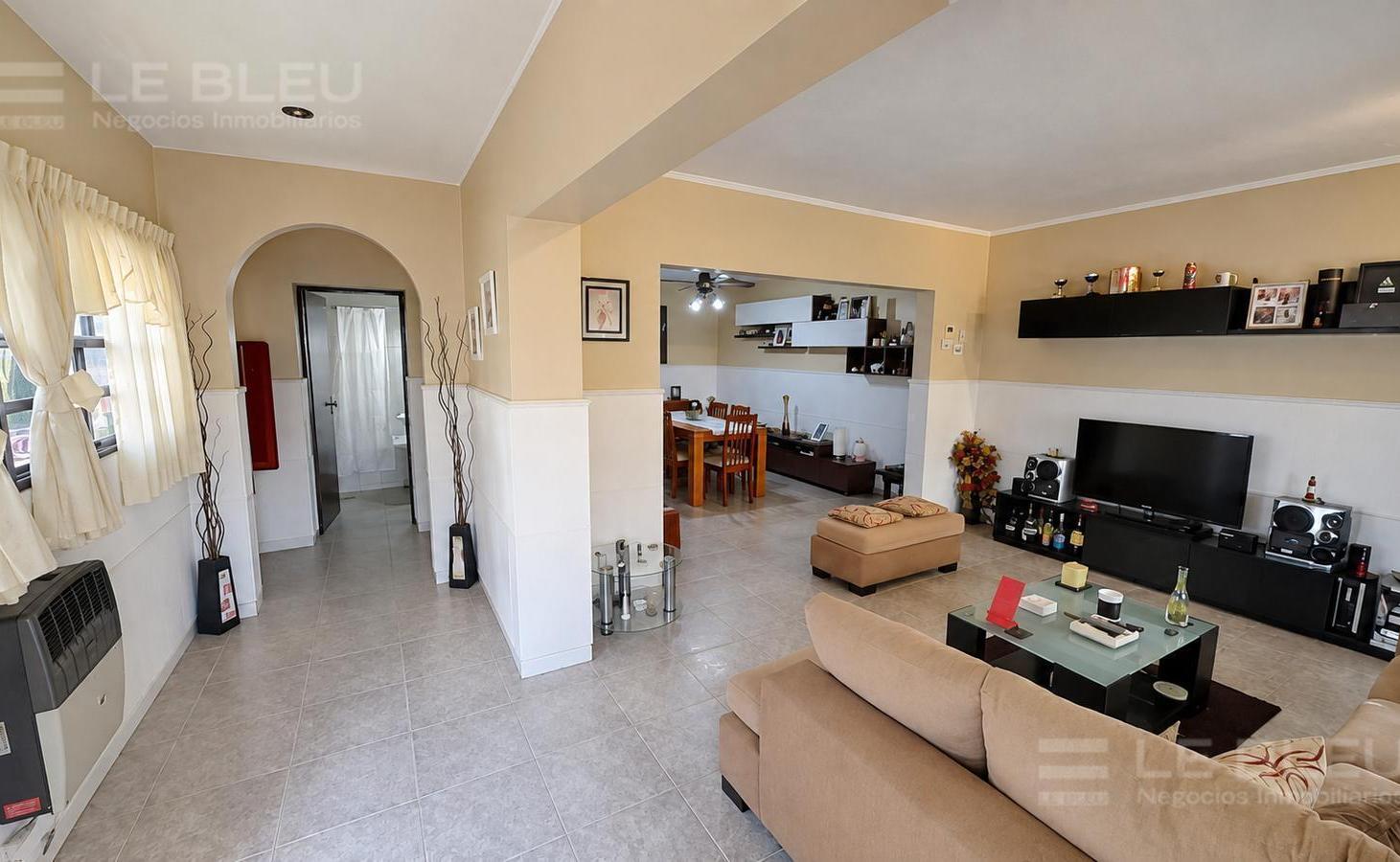 Foto de CASA 5 AMB. CON PATIO, QUINCHO Y COCHERA EN MONTE CASTRO, imagen 2