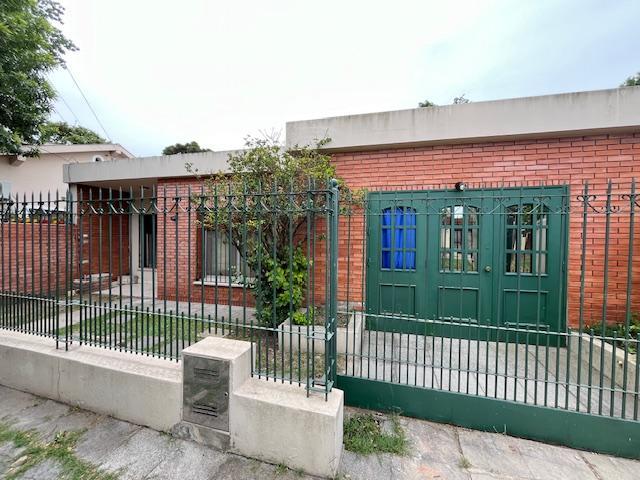 RETASADA - APTO CREDITO - CASA CON 3 DORMITORIOS Y COCHERA EN LLAVALLOL