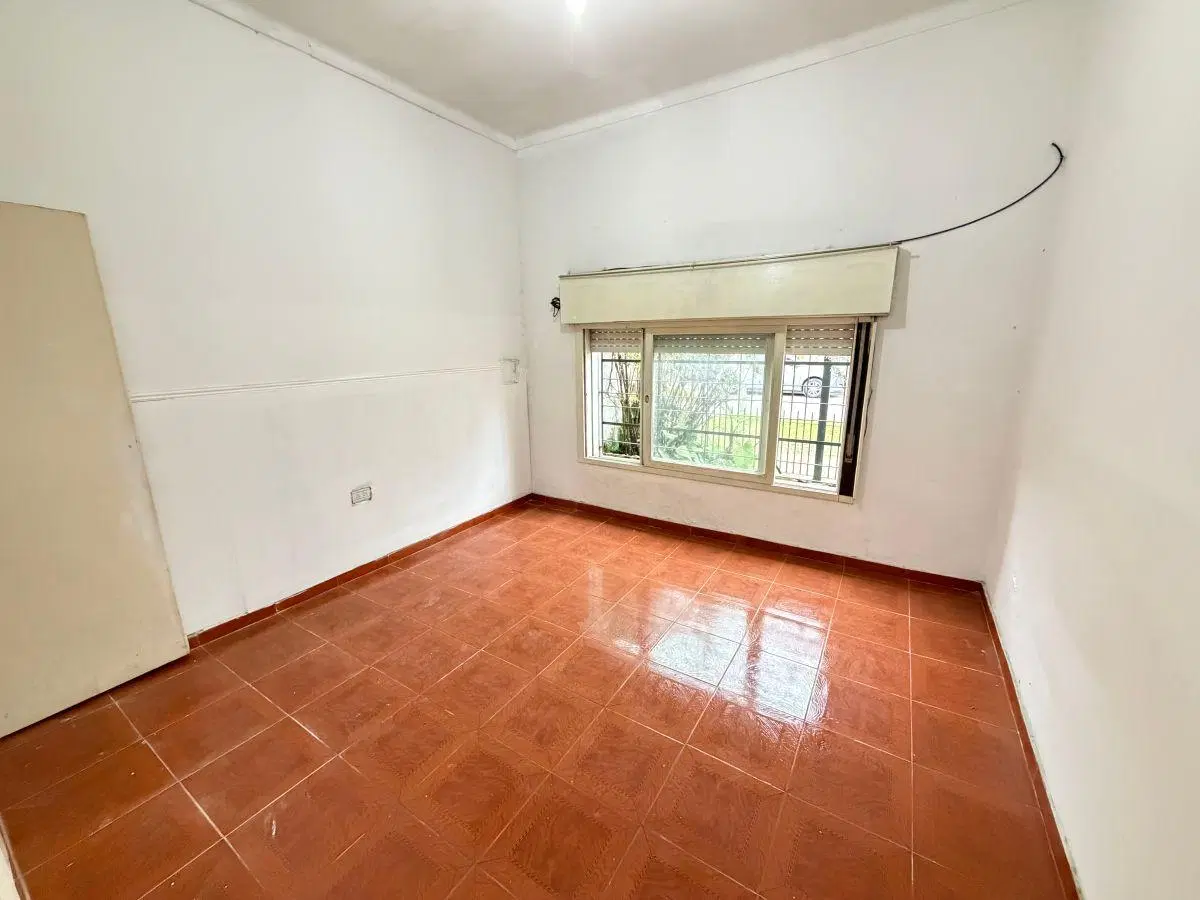 Casa en alquiler con Dos Dormitorios y Jardín en Llavallol 3