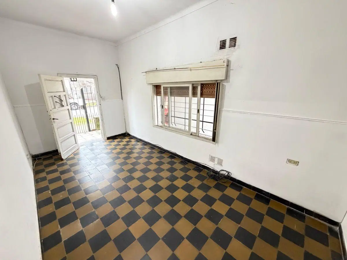 Casa en alquiler con Dos Dormitorios y Jardín en Llavallol 2