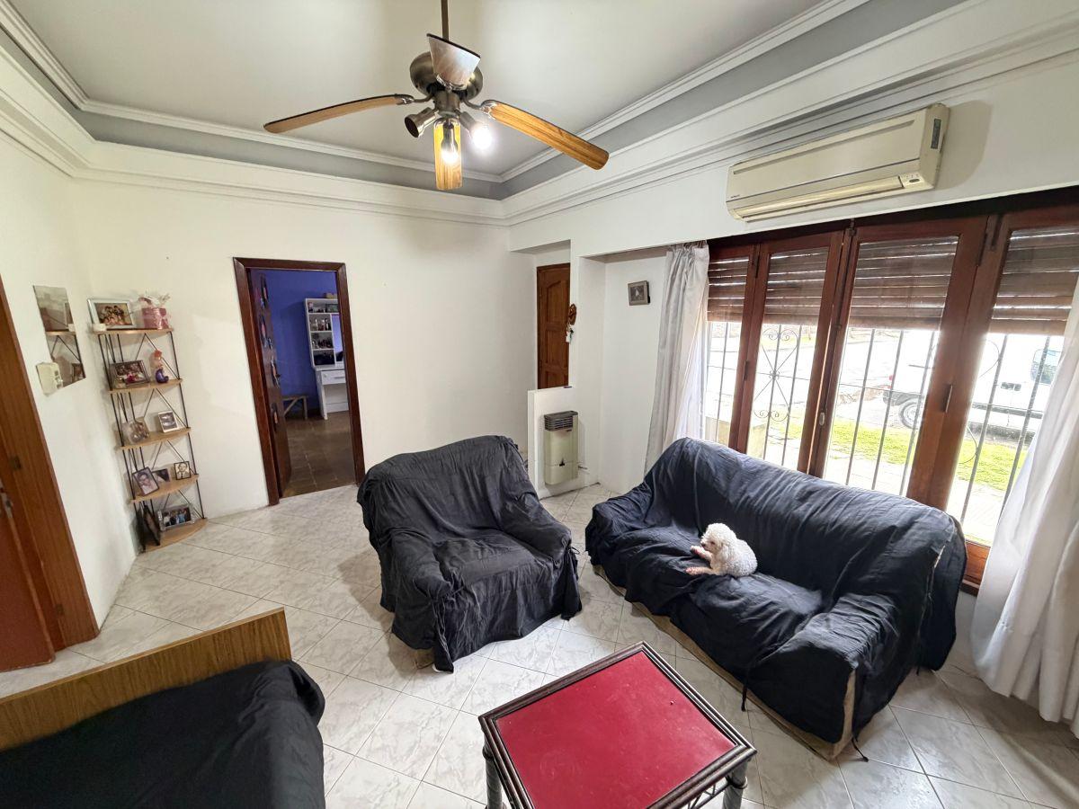 Foto de Ubicación Estratégica en Llavallol: Casa de 2 Dormitorios con Pileta, imagen 2