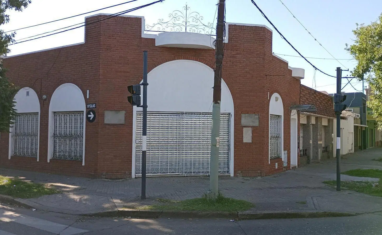 ALQUILER-LOCAL COMERCIAL EN ESQUINA DE NECOCHEA 3398 Y AYOLAS-BARRIO LA TABLADA-ROSARIO 4