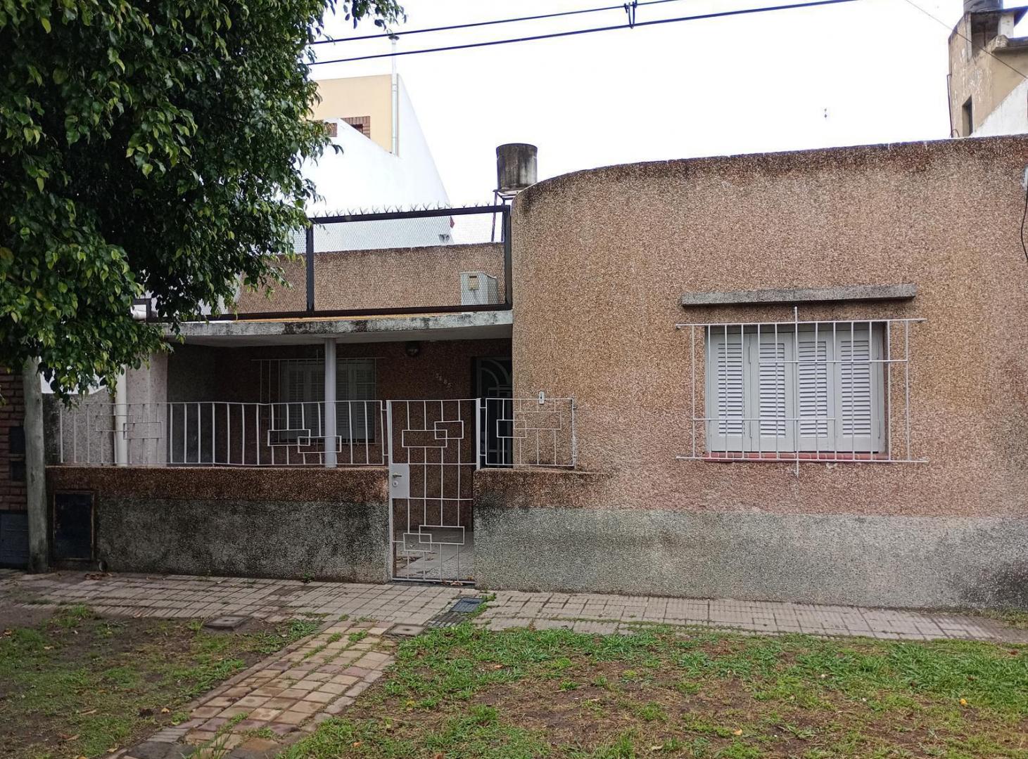 Foto de VENTA - CASA - 2 DORMITORIOS - RIOJA 5685 - AZCUENAGA - ROSARIO, imagen 1