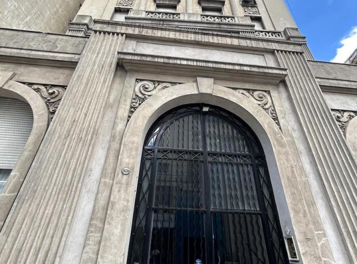 Departamento de 5 ambientes en Venta en Balvanera en la Emblemática Torre Saint 1
