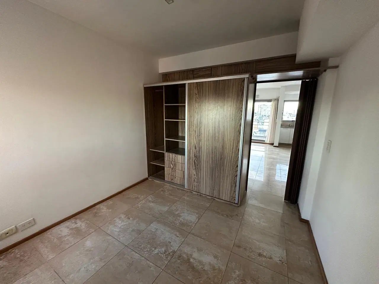 Oficina . | ALBERDI, JUAN B., AV. al 600 4