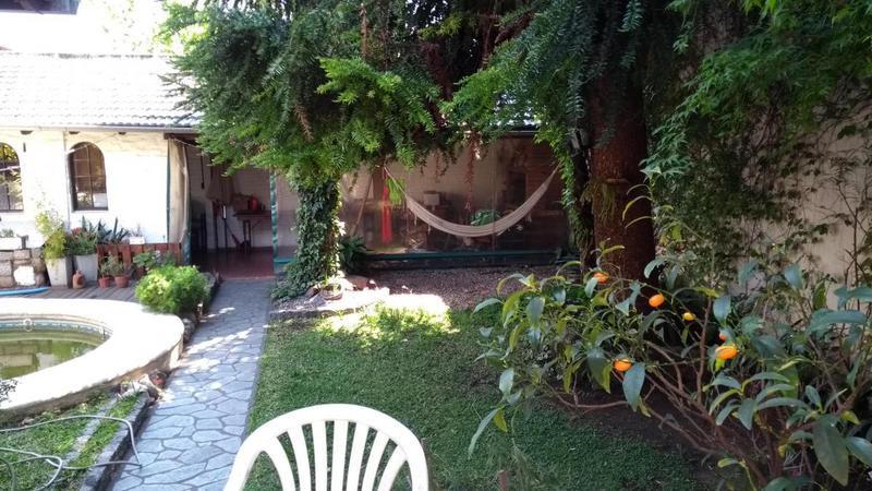 CHALET DE 5 AMB CON JARDIN Y COCHERA PASANTE .