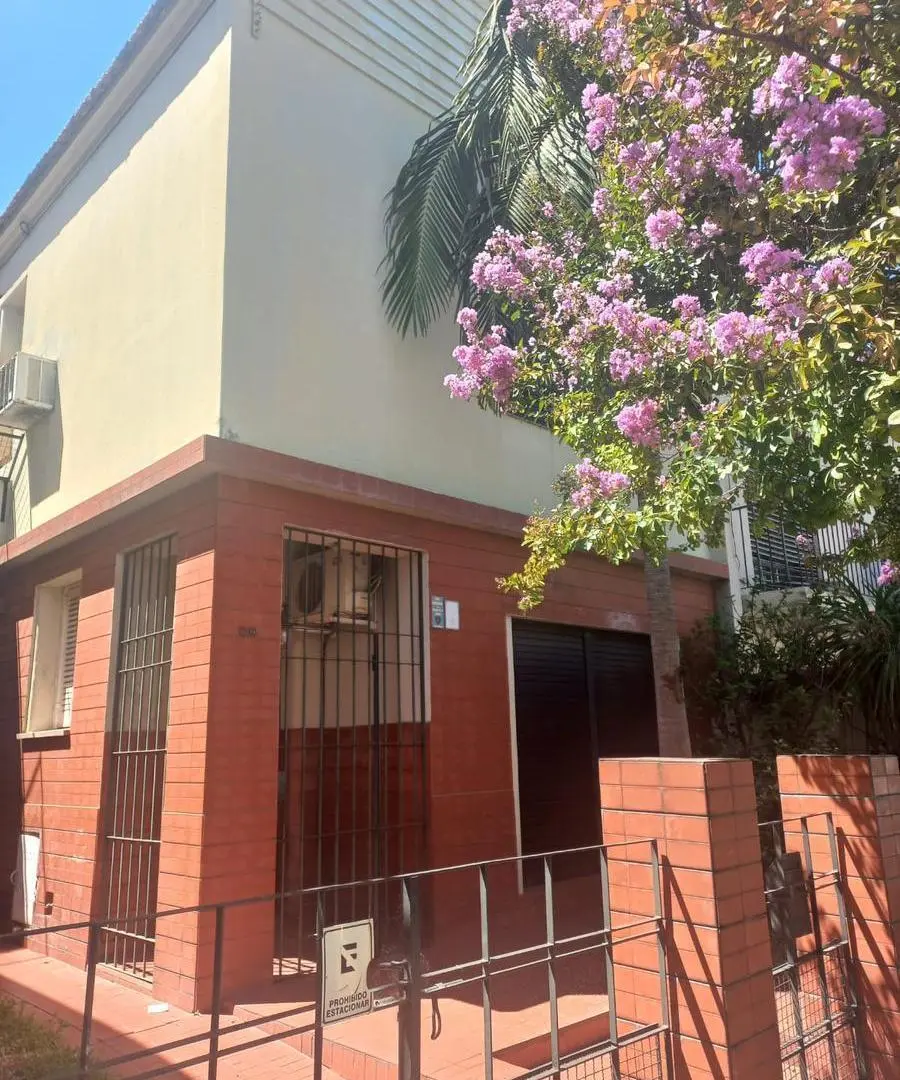 CASA CON JARDIN, PATIO Y GARAJE EN BARRIO CAFFERATA 2