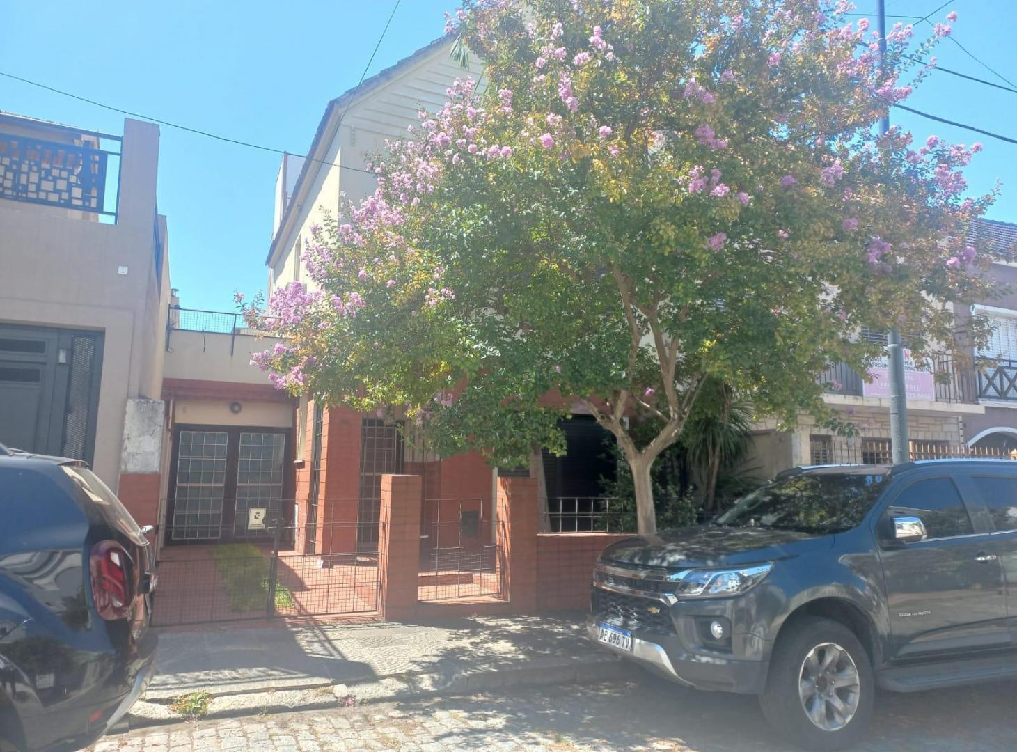 CASA CON JARDIN, PATIO Y GARAJE EN BARRIO CAFFERATA