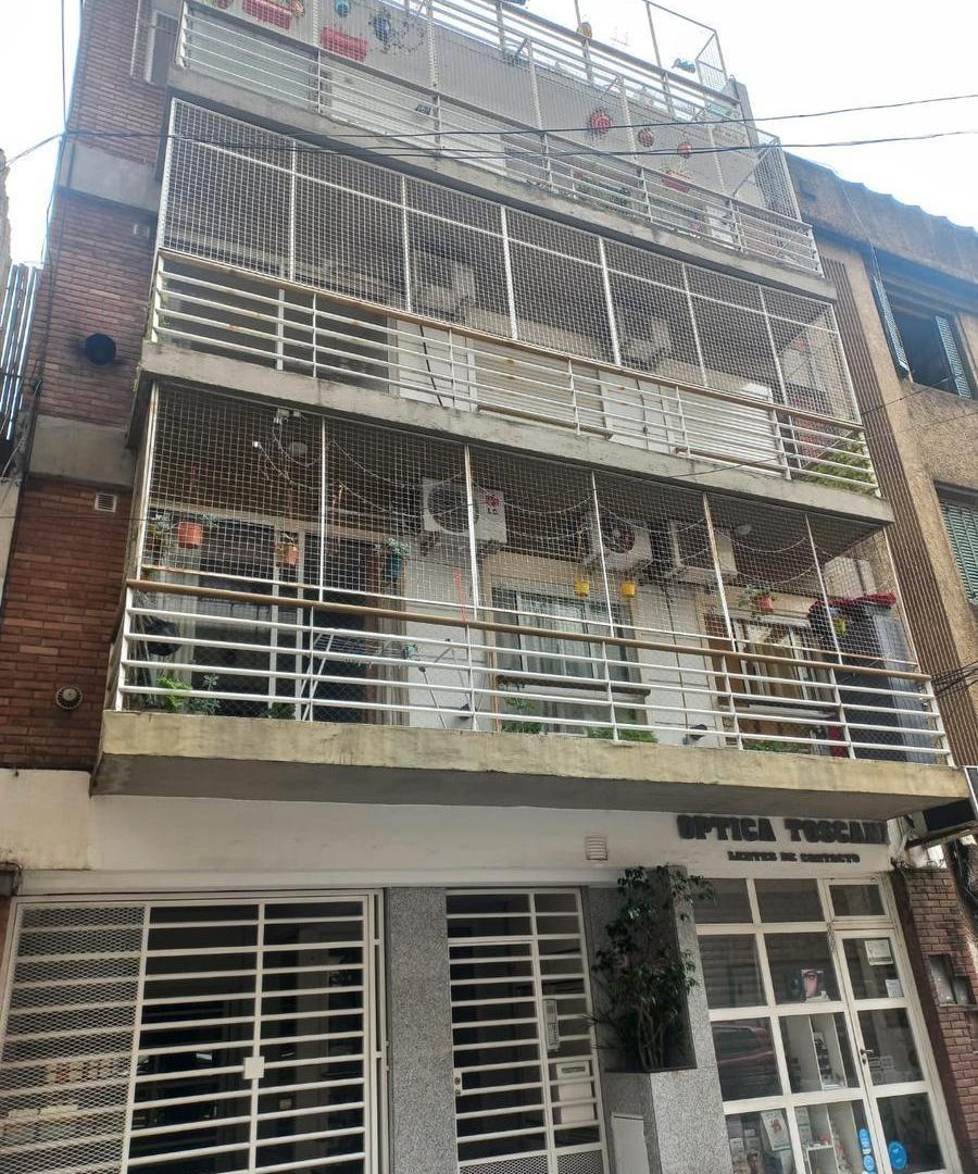 SEMIPISO DE 3 AMBIENTES C/BALCON CORRIDO AL FRENTE Y DOS BAÑOS