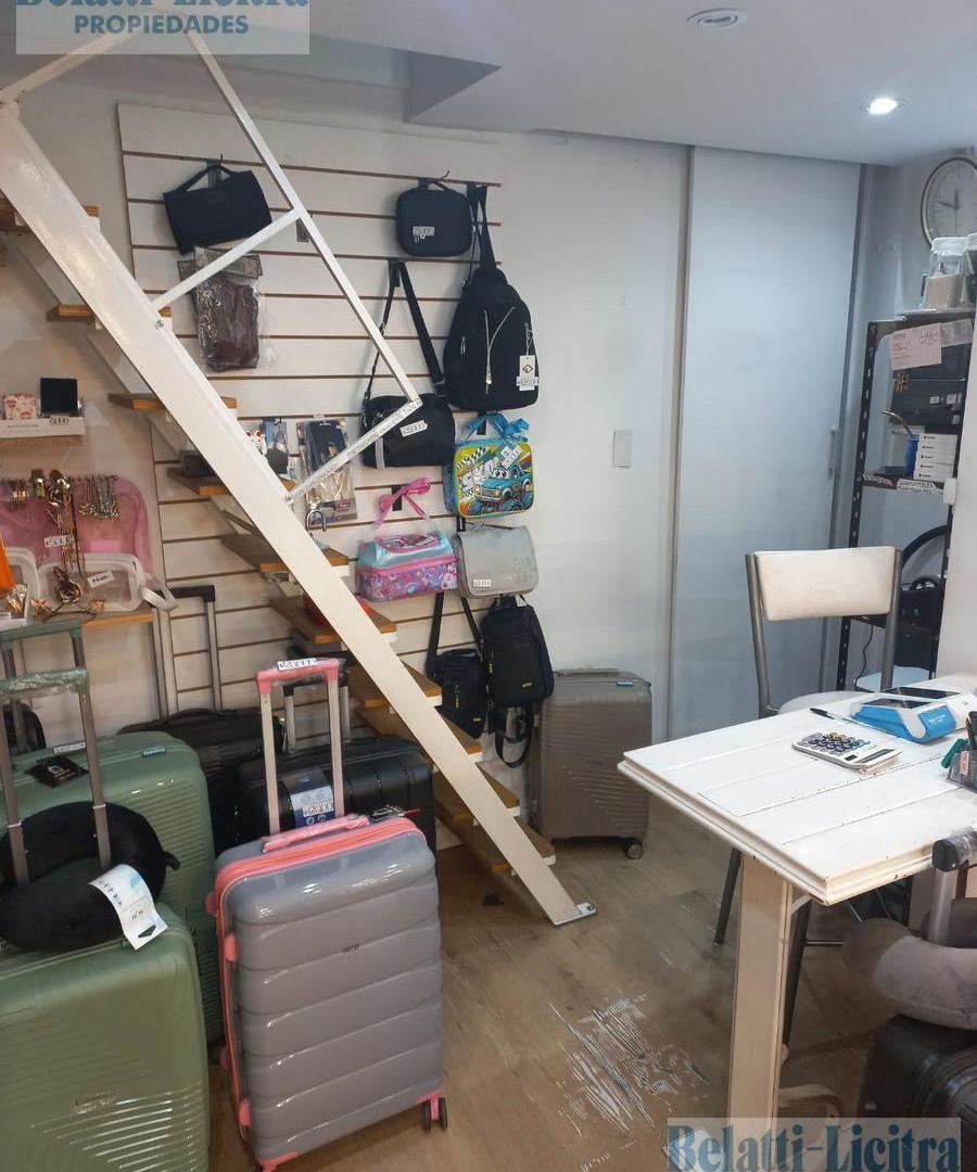 Foto de LOCAL EN VIA PUBLICA CON ENTREPISO Y BAÑO, imagen 4