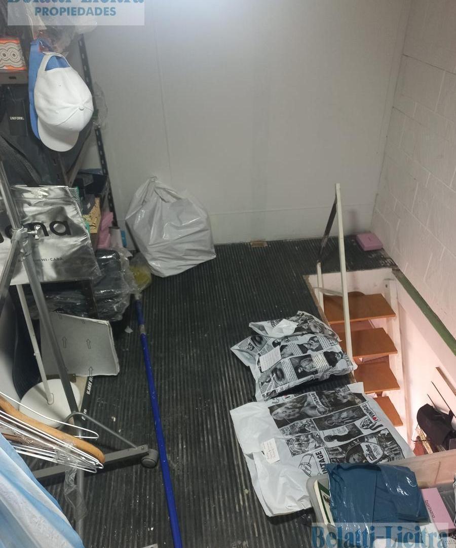 Foto de LOCAL EN VIA PUBLICA CON ENTREPISO Y BAÑO, imagen 3