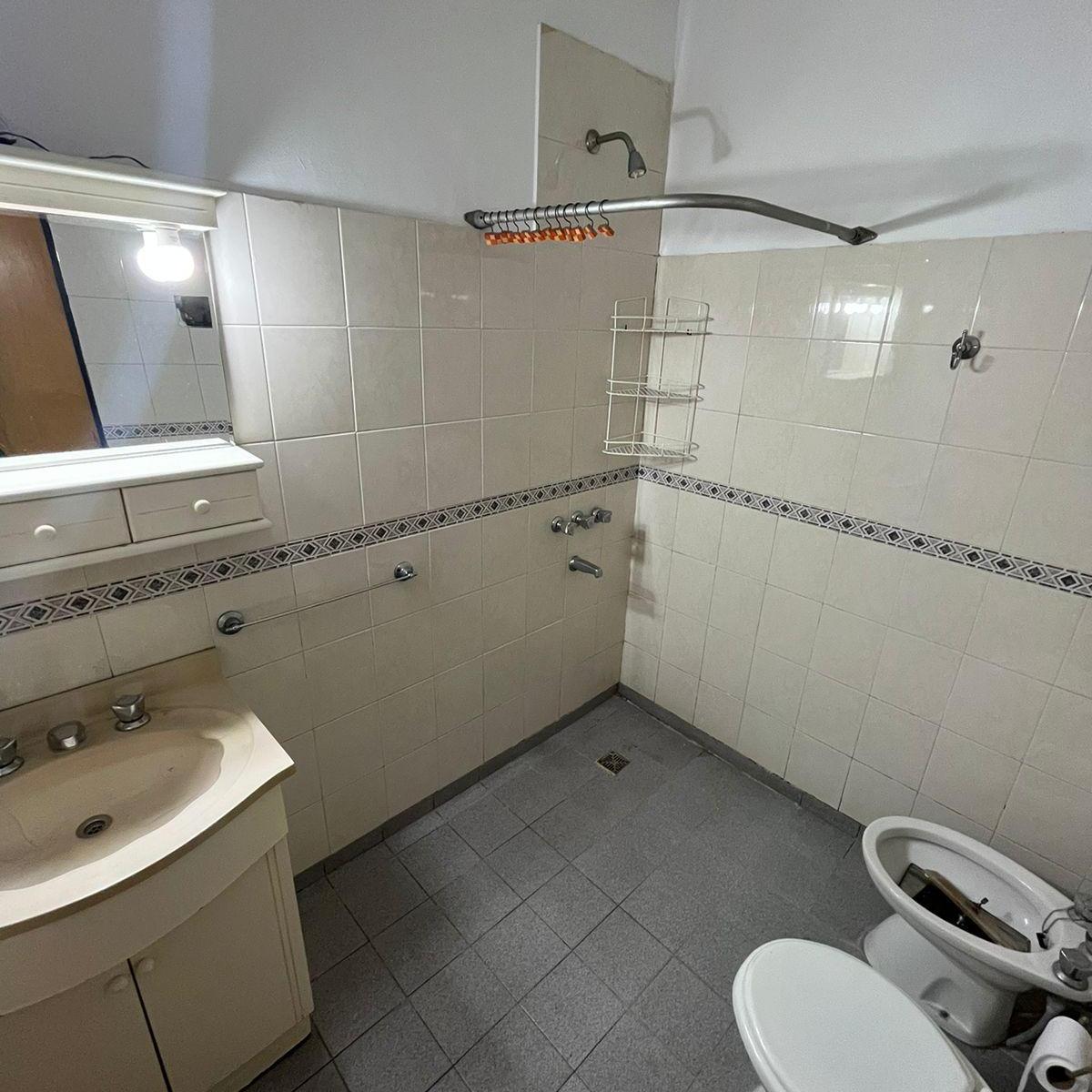 Regia Esquina con 3 Locales y 2 Departamentos/ Zona Ward/ Villa Sarmiento 4