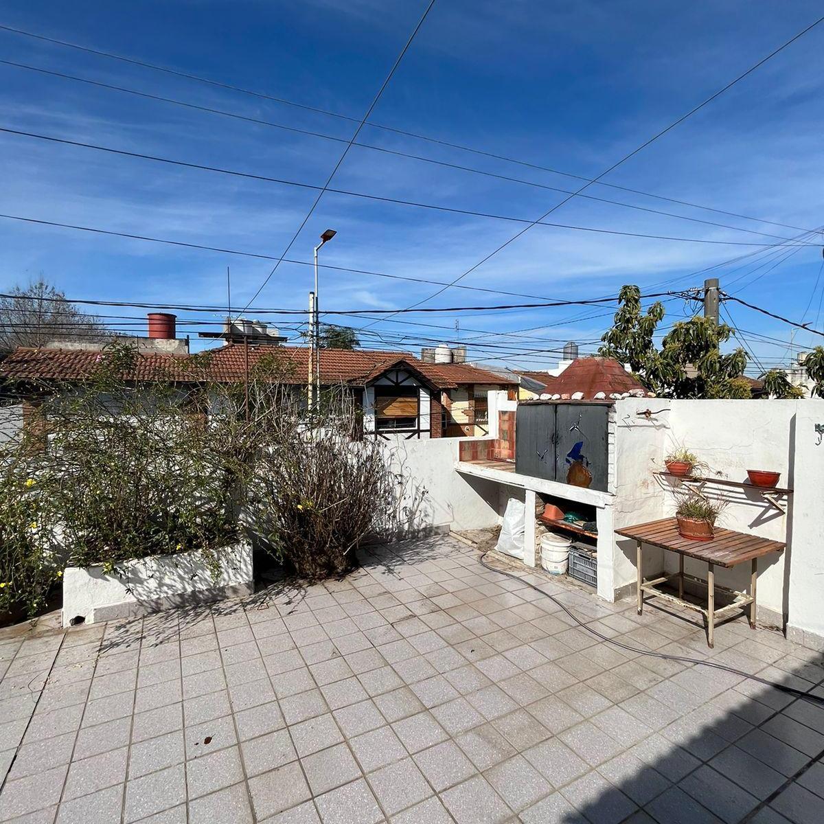 Regia Esquina con 3 Locales y 2 Departamentos/ Zona Ward/ Villa Sarmiento 5